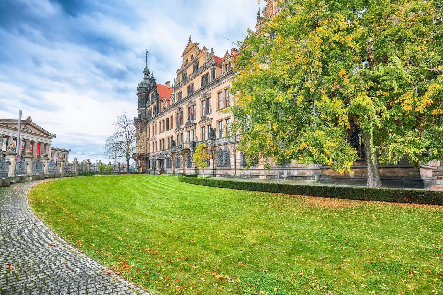 gepflegter Rasen mit Gebäude durch Gartenpflege Dresden